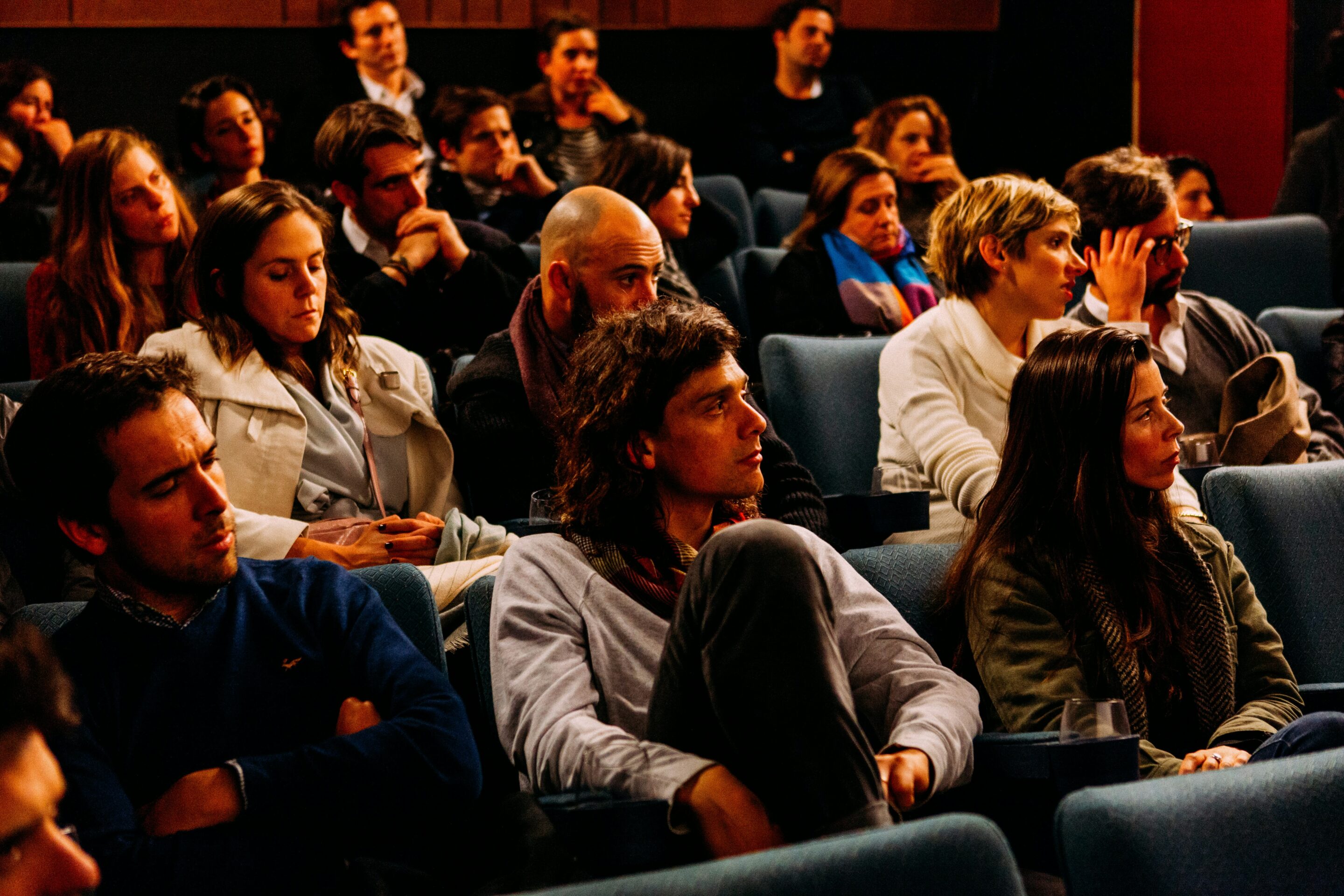 Persone sedute in una sala durante un incontro pubblico, immagine rappresentativa degli appuntamenti dedicati all’Alzheimer.