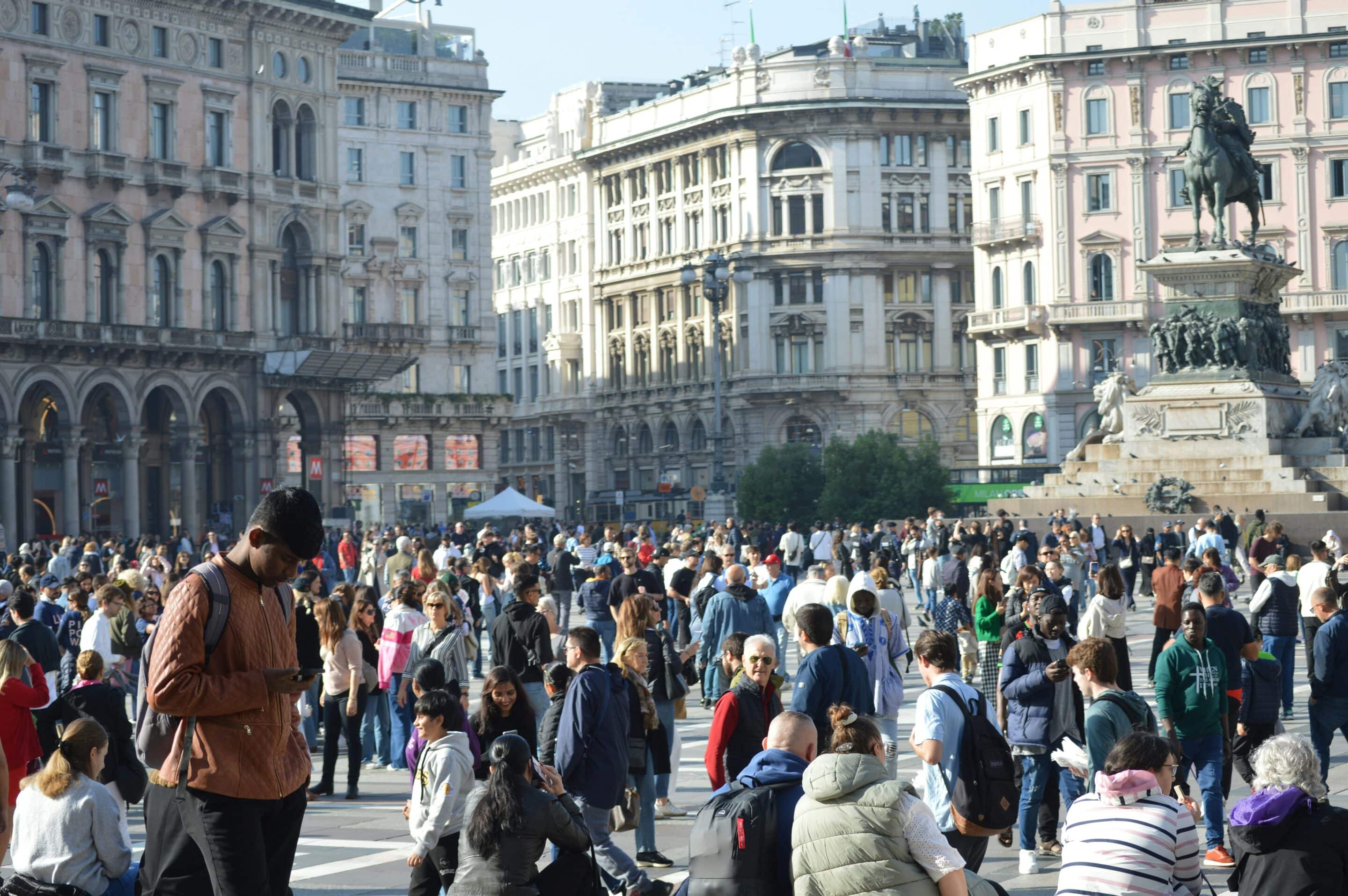 Persone che camminano per le strade di Milano.